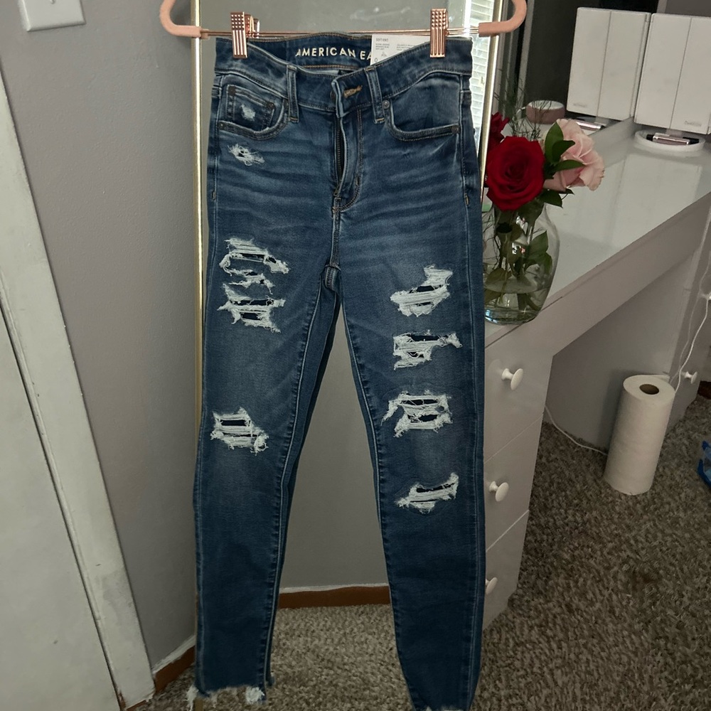 brand new never worn american eagle ripped blue jeans